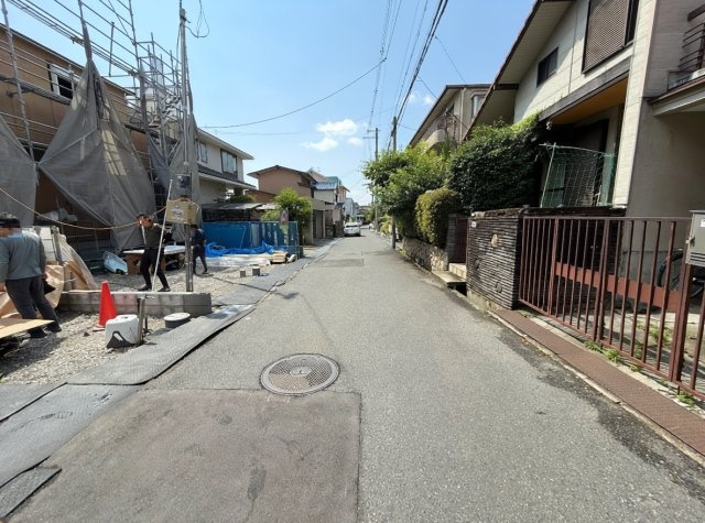 羽曳野市野々上　第2期　新築一戸建ての前面道路含む現地写真|周辺は落ち着いた街並みの住宅地！子育てがしやすい住環境です！まだ未完成ですが、現地でしかわからない事もございます。是非一度ご覧ください。