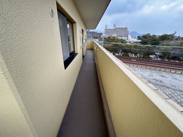 【バルコニー】 | ロイヤルシャトー夙川公園 | バルコニーからの眺めを楽しみながら食事をしませんか
