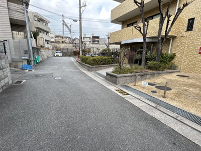 【周辺】 | ロイヤルシャトー夙川公園 | 前面道路含む外観写真です