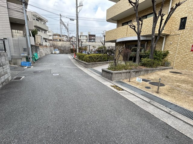 【周辺】 | ロイヤルシャトー夙川公園 | 前面道路含む外観写真です