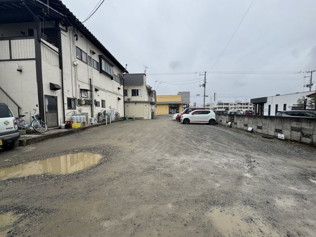 想定年間賃料300万　想定利回り11.65％　木造の駐車場