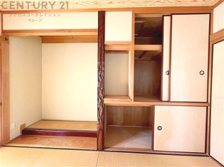 押入れは季節の衣類、寝具などを収納できます。伝統的な美しさと実用性が融合し、収納物を保護する調湿・換気効果があります。使い方によっては書類や小物なども効果的に整理でき空間を有効活用できます。