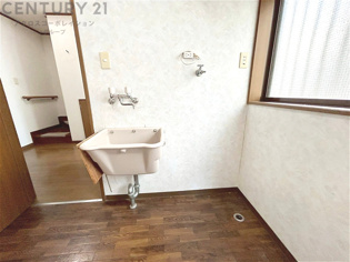 洗濯物の仕分け作業がしやすく、整理整頓が容易になります。洗濯音や湿気を他の部屋に持ち込まず、生活環境を快適に保ちます。上部を活用すれば収納スペースを確保でき洗剤や洗濯用品の整理もしやすくなります。