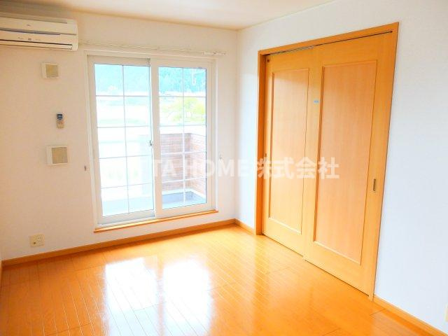 エスポワールシャトー’０６の居間・リビング|きれいなフローリングに仕上がっています！