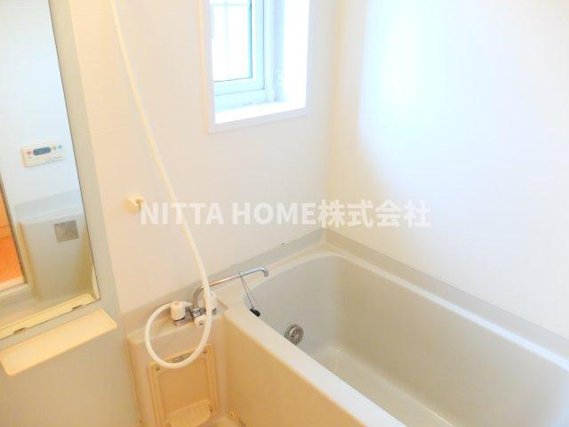 エスポワールシャトー’０６の浴室|お風呂には便利な窓が付いています☆