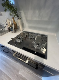 【キッチン】 | ヴェール牛田 | アプリで自動調理ができるガスコンロ（デリシア）お料理の時間が楽しくなりますね　※同タイプのモデルルーム写真となります。現況優先。