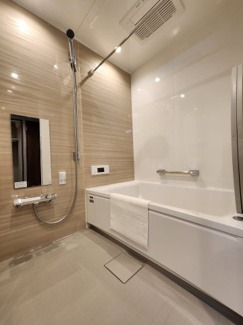 【浴室】 | ヴェール牛田 | 浴室全体へ保温材を装備（温もりやすく、冷めにくい）
ホーローパネルへマグネット式のラック・ミラーを取り付け可能です　※同タイプのモデルルーム写真となります。現況優先。