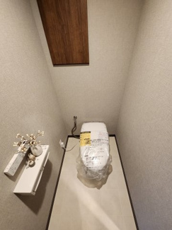 【トイレ】 | ヴェール牛田 | タンクレス温水洗浄便座　圧迫感のないトイレ空間　※同タイプのモデルルーム写真となります。現況優先。