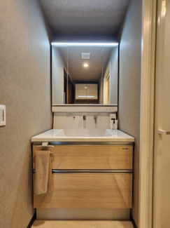 【独立洗面台】 | ヴェール牛田 | 三面鏡付き洗面台　収納豊富　お手入れのしやすい天板です　※同タイプのモデルルーム写真となります。現況優先。