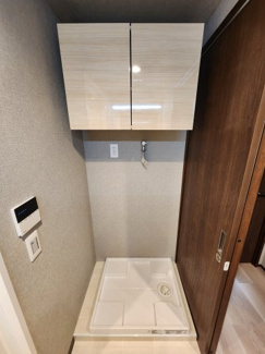 【設備】 | ヴェール牛田 | 洗濯機置場　リネンや洗剤などを収納できる吊戸棚を設置　※同タイプのモデルルーム写真となります。現況優先。