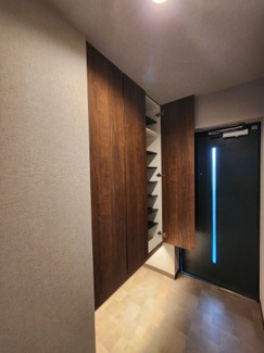 【玄関】 | ヴェール牛田 | シューズBOX　天井まで収納スペースを広げたっぷり収納できます　※同タイプのモデルルーム写真となります。現況優先。