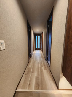 【内装】 | ヴェール牛田 | 廊下　壁紙はシックで落ち着いたグレーを採用　※同タイプのモデルルーム写真となります。現況優先。