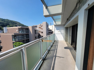 【バルコニー】 | ヴェール牛田 | 間口が広いバルコニー　502号室を撮影