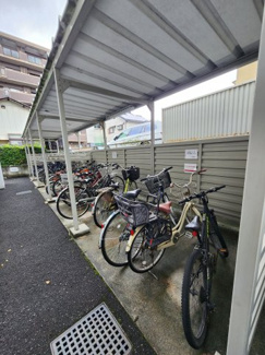 【駐輪場】 | ヴェール牛田 | 屋根付き駐輪場　雨の日も濡れるのが軽減しますね