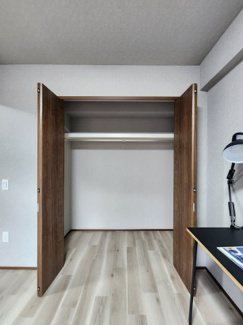 【収納】 | ヴェール牛田 | 6帖洋室　クローゼット　奥行きのある収納です　※同タイプのモデルルーム写真となります。現況優先。