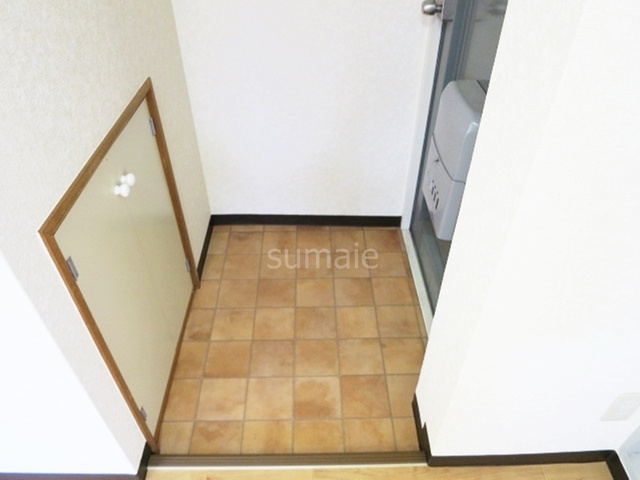 北区赤羽１丁目の賃貸マンションの玄関|小窓は下駄箱です☆平置きタイプ