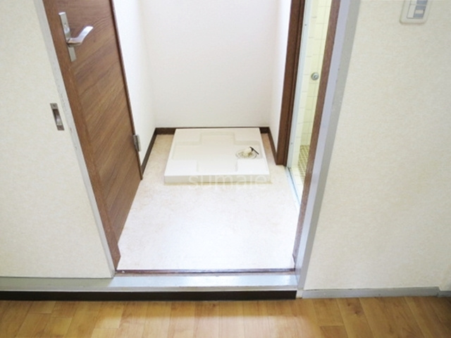 北区赤羽１丁目の賃貸マンションの設備|洗濯機置き場にも窓がついています