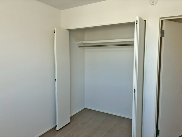 【洋室】 | 御殿場市大坂1期 新築建売分譲住宅 土地＋建物 TW06074 | 御殿場市大坂1号棟　洋室4.5帖(北東) ※令和8年2月26日撮影写真