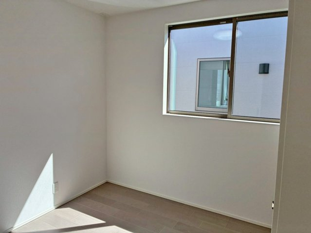 【洋室】 | 御殿場市大坂1期 新築建売分譲住宅 土地＋建物 TW06074 | 御殿場市大坂1号棟　洋室4.5帖(中央) ※令和8年2月26日撮影写真