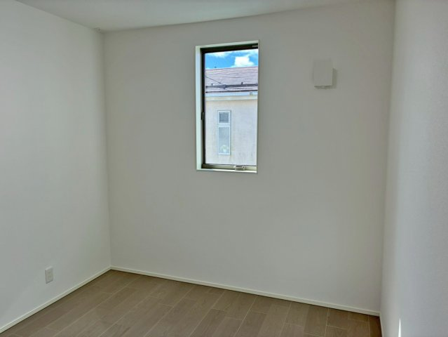 【洋室】 | 御殿場市大坂1期 新築建売分譲住宅 土地＋建物 TW06074 | 御殿場市大坂1号棟　洋室4.5帖(南東) ※令和8年2月26日撮影写真