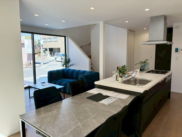 【居間・リビング】 | 御殿場市大坂1期 新築建売分譲住宅 土地＋建物 TW06074 | 御殿場市大坂1号棟　リビング ※令和8年2月26日撮影写真