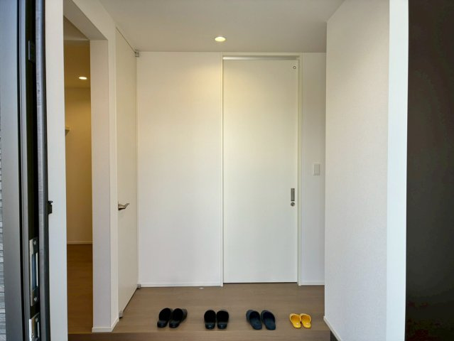【玄関】 | 御殿場市大坂1期 新築建売分譲住宅 土地＋建物 TW06074 | 御殿場市大坂1号棟　玄関 ※令和8年2月26日撮影写真