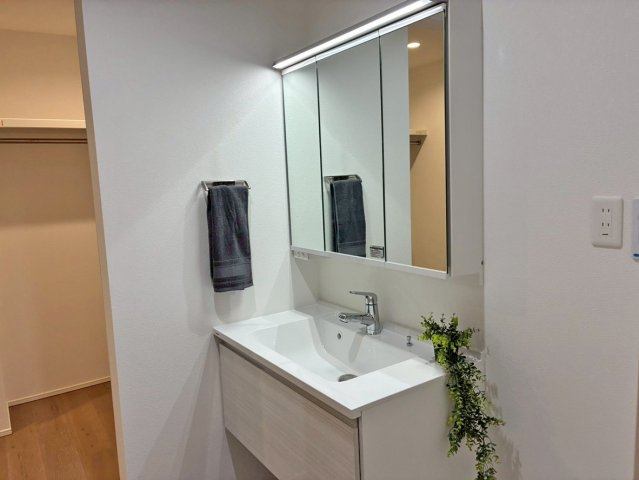 【独立洗面台】 | 御殿場市大坂1期 新築建売分譲住宅 土地＋建物 TW06074 | 御殿場市大坂1号棟　洗面化粧台 ※令和8年2月26日撮影写真