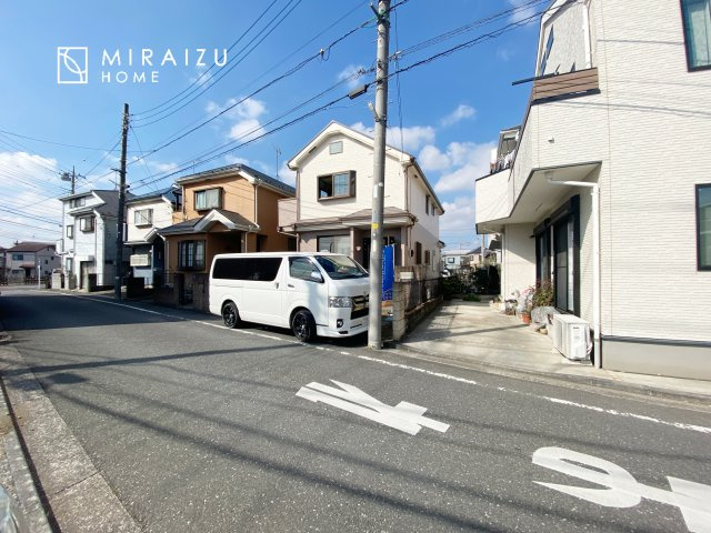 【居間・リビング】 | 陽当たりが心地の良いリビング空間です。日中はカーテンを開けて自然な光を取り込みリラックスして過ごしたいですね、照明器具もセンスの良いものを使いたいですね。
