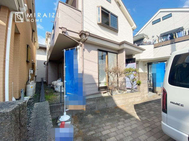 【居間・リビング】 | 大きな窓が特徴のリビングでは、太陽光も沢山取り込むことが出来てお家の中にいても日光浴が可能ですね、開放的な空間です。インテリア選びも楽しそう、ご家族様で相談しながらインテリア配置も楽しみたいです