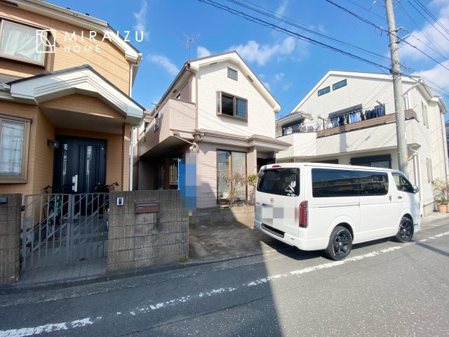 【居間・リビング】 | 明るい光が取り入れられる空間設計のリビングです。インテリア配置もしやすい間取りです。壁や床の色と合わせて落ち着いたインテリアも選びたいですね♪グリーンを飾っても素敵だと思います。
