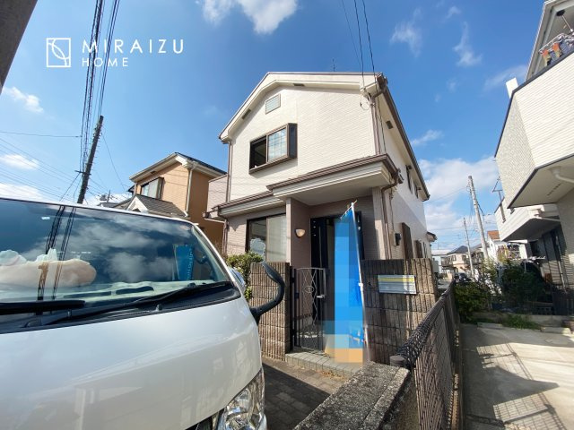 【キッチン】 | スッキリとした形が上品な広々ワイドキッチンです。窓もあり明るい空間の中で毎日お料理することが可能です。収納スペースも広いのが嬉しいですね。