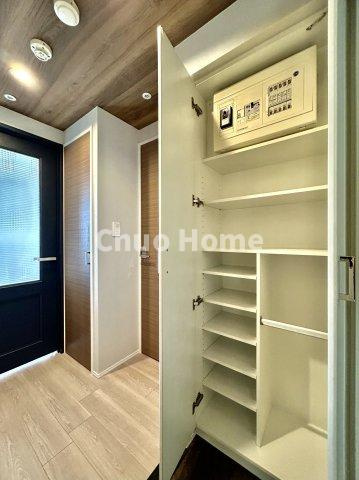 ライジングプレイス浅草弐番館の玄関|【玄関】玄関には大型のシューズクローゼットを設置しておりますのでいつでもスッキリりとした空間を保てます。玄関周りを清潔に使うのはとても大事なことですよね。