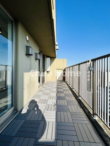 ライジングプレイス浅草弐番館のバルコニー|【バルコニー】幅もあって、奥行きもあるゆとりのバルコニー。洗濯物を干したり乾かしたりだけでなく、ただ出てみるだけでも気持ちいいですよ。