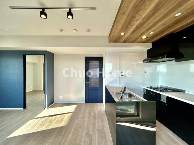 ライジングプレイス浅草弐番館のキッチン|視界に広がりを生むオープンなキッチン。料理や片付けをしながら、家族との会話を楽しんだり、リビングで遊ぶ子どもを見守れます。ご見学時には家具の配置などもイメージしながらぜひご覧になって見て下さい。