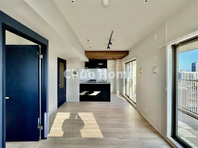 ライジングプレイス浅草弐番館の居間・リビング|【リビングダイニング】一日の中で多くの時間を過すことになるリビングダイニングだからこそ、いつも穏やかな空間であることが必然。爽やかな通風と採光を存分に感じる事が出来る空間です。