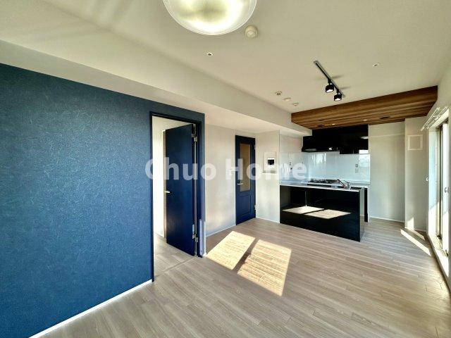 ライジングプレイス浅草弐番館のダイニング|【ダイニング】忙しい朝でも、しっかり家族が揃って食事をして頂けるゆとりある大きさのダイニングスペース。奥様が作る手料理をカウンター越しに受けとって頂き、テーブルで囲む素敵な時間を存分に愉しんで下さい。