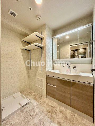 ライジングプレイス浅草弐番館のランドリースペース|【ランドリースペース】担当者がスケールを持ち歩いておりますので、ご見学時には現在お使いの洗濯機などがきちんと収まるかなどもチェックして下さい。見学前に測っておくと非常に便利だと思います。