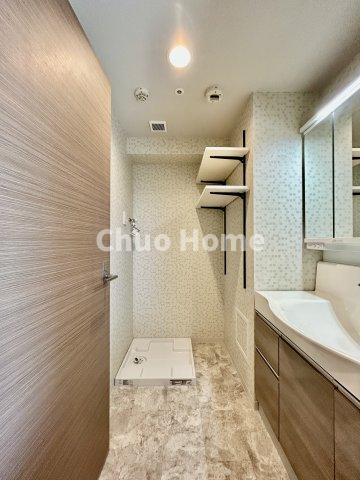 ライジングプレイス浅草弐番館の脱衣所|【洗面所】明るい洗面所は朝をすっきりさせてくれる空間です。バタバタしている忙しい朝でも収納が多い洗面台では短い時間で効率良く支度ができます。