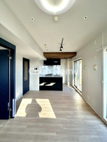 ライジングプレイス浅草弐番館の居間・リビング|居間リビング