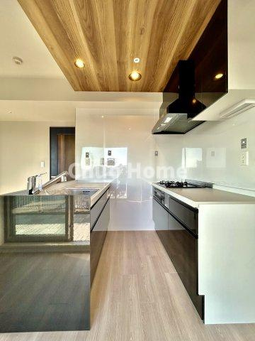 ライジングプレイス浅草弐番館のキッチン|ワイドで収納豊富なシステムキッチン