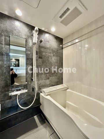 ライジングプレイス浅草弐番館の浴室|【バスルーム】暖房換気乾燥機付きシステムバスルーム。暖房・冷風・換気・乾燥など、毎日を快適に過ごせるうれしい機能が揃っています。雨の日の洗濯物も安心です。