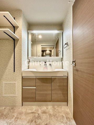 ライジングプレイス浅草弐番館の独立洗面台|【洗面化粧台】洗面化粧台には三面鏡を採用。身だしなみを整えやすい事はもちろんですが、鏡の後ろに収納スペースを設ける事により、散らかりやすい洗面スペースをすっきりさせる事が出来るのも嬉しいですね