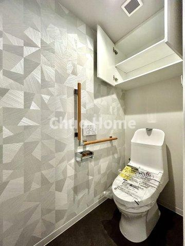 ライジングプレイス浅草弐番館のトイレ|【トイレ】 収納スペースをしっかりと確保した温水洗浄便座機能付きトイレ。温水洗浄便座は清潔にお使いいただくための大切なアイテムです。