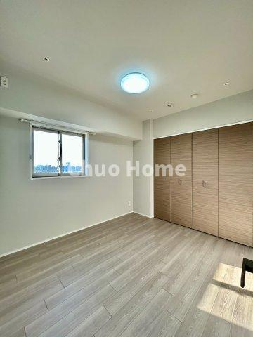 ライジングプレイス浅草弐番館の洋室|【洋室】快適に過ごす条件は、一人ひとり違います。だからこそ飾り過ぎないシンプルな内装と偏り過ぎないデザインで統一しております。居住していく中でオーナー様だけの【マイホーム】に創り上げて下さい