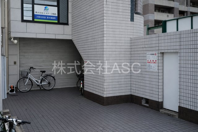 松ヶ本町 店舗事務所ビルのエントランス