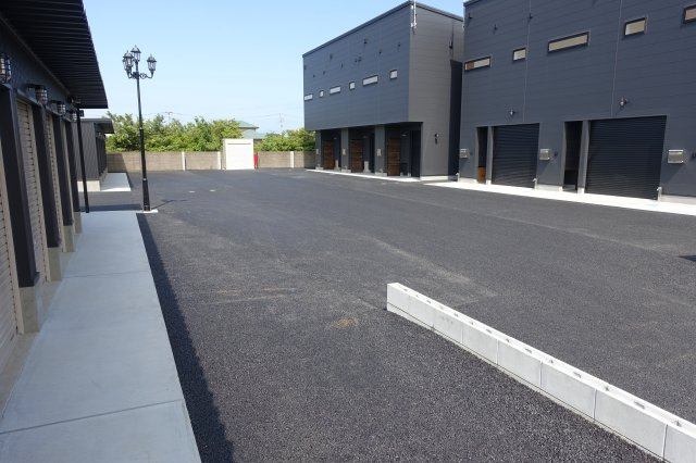 インダストリアル7　Bの駐車場|前面一台駐車可