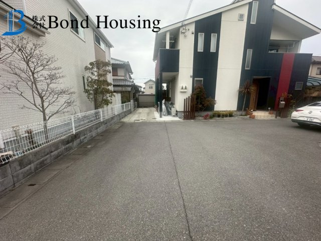 太陽光付き・オール電化住宅・玉津町今津　中古戸建の前面道路含む現地写真