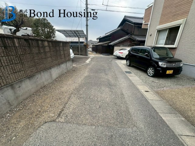 太陽光付き・オール電化住宅・玉津町今津　中古戸建の駐車場
