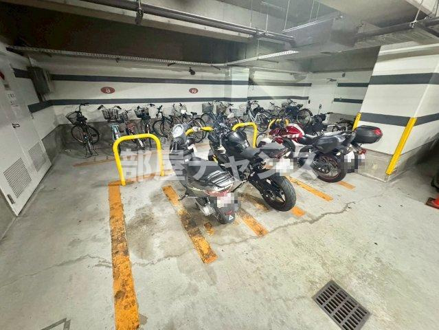 パークサイドメゾン伏見の駐車場