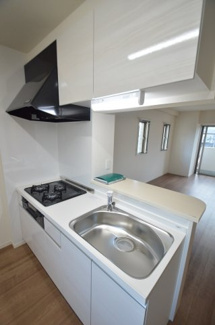 【キッチン】 | ソレイユ御蔵町 | システムキッチン３口